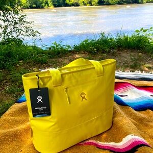COPY - Hydro Flask insulated Tote. 20 liter. Cactus color 💛 new with tags!